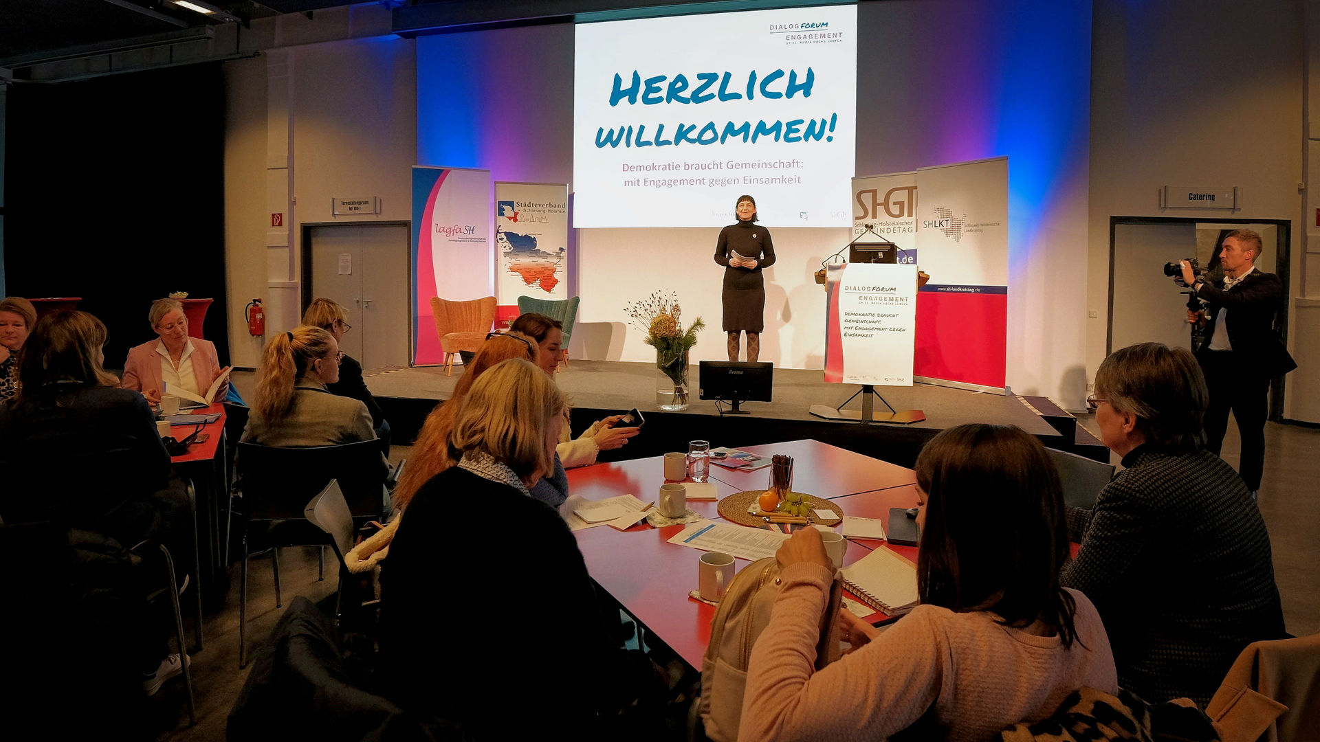 Bühne mit "Herzlich willkommen"