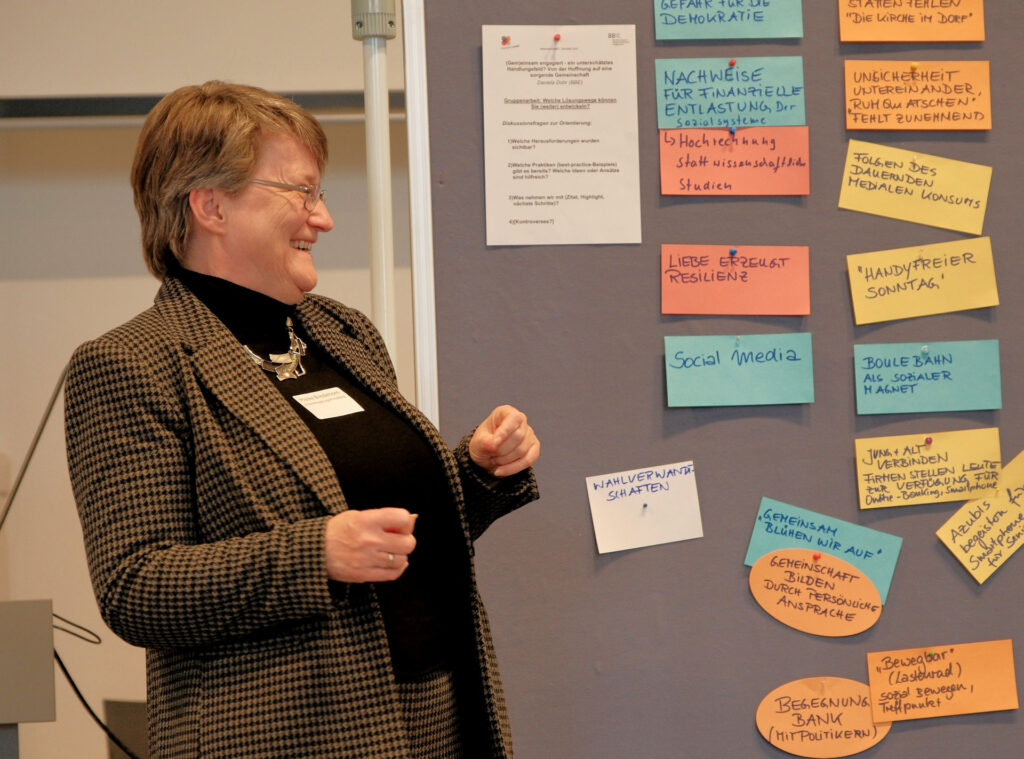 Frau freut sich enorm vor Moderationswand