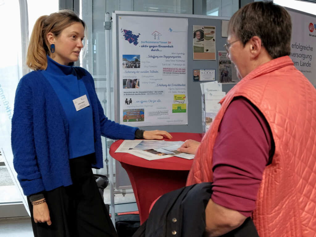 Zwei Frauen im Gespräch miteinander am Stehtisch
