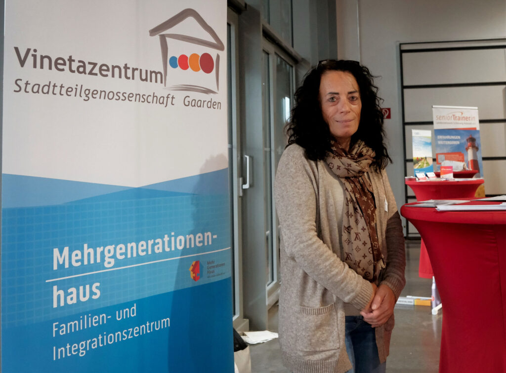 Lächelnde Frau am Stehtisch