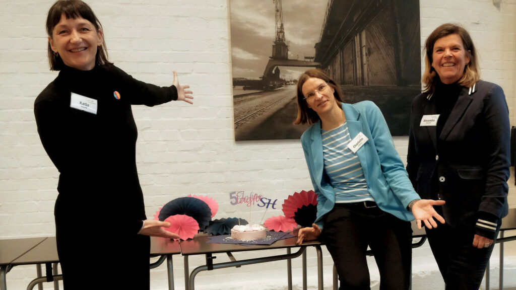 3 Frauen und 1 Torte