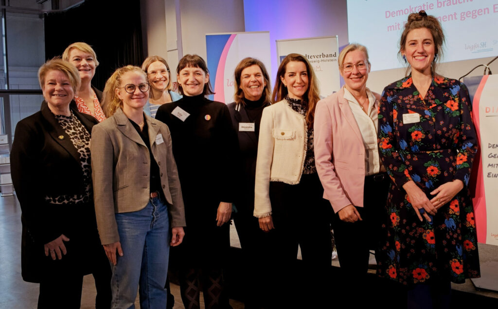Gruppenbild lächelnder Frauen