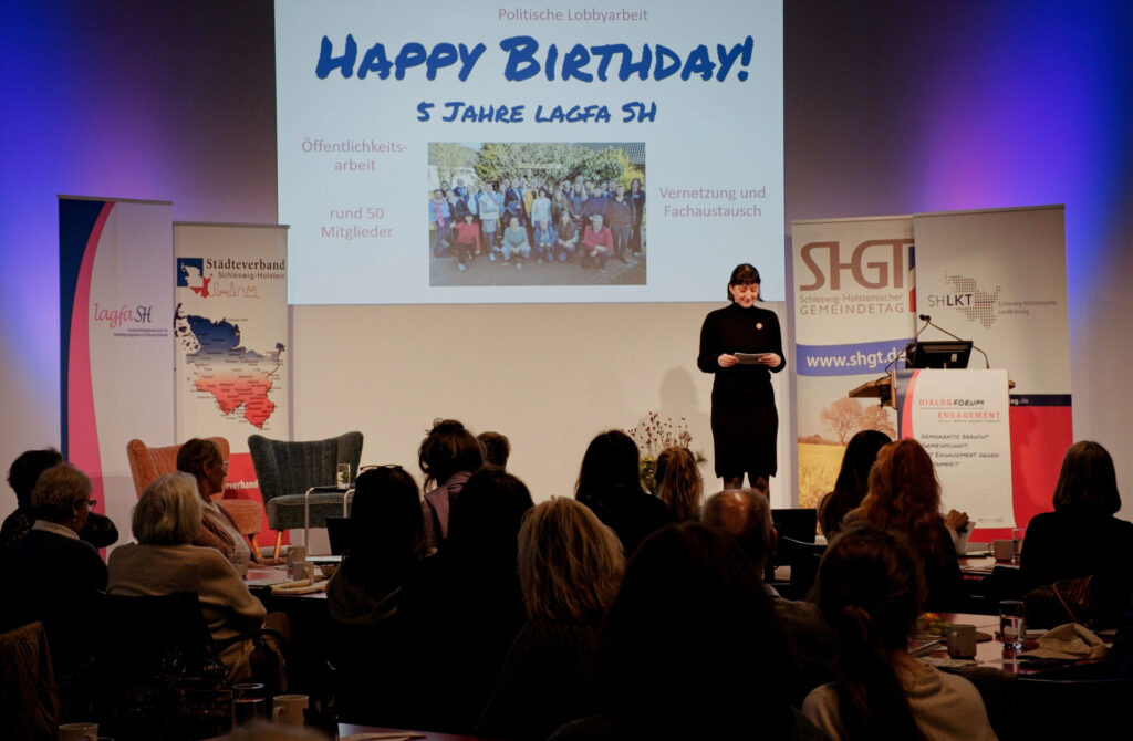 Bühne mit Rednerin und "Happy Birthday 5 Jahre lagfa"