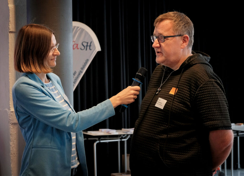 Frau interviewt Mann